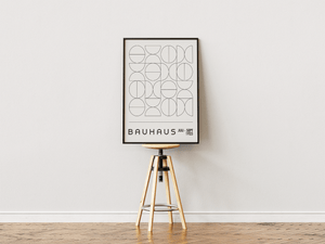 Bauhaus plakat med geometrisk gitter af cirkler og halvcirkler i sort-hvid minimalistisk design.