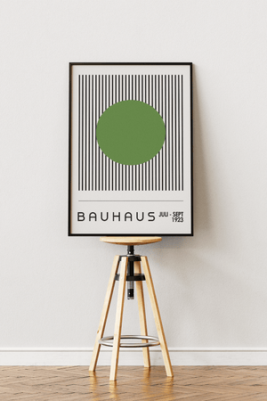 Bauhaus plakat med grøn cirkel foran sorte vertikale linjer i minimalistisk grafisk design.