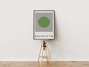 Bauhaus plakat med grøn cirkel foran sorte vertikale linjer i minimalistisk grafisk design.