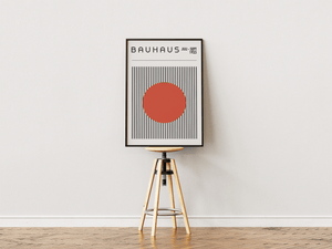 Bauhaus plakat med rød cirkel foran sorte vertikale linjer i minimalistisk grafisk design.