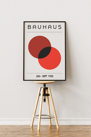 Bauhaus plakat med to overlappende cirkler i dyb rød og sort i minimalistisk geometrisk design.