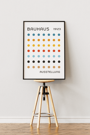 Bauhaus plakat med farvede cirkler i systematisk grid, inspireret af Bauhaus Ausstellung og modernistisk grafisk design.