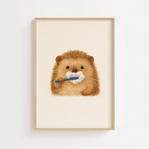 Illustration af sødt pindsvin med tandbørste i bløde farver, perfekt som børneplakat til badeværelse eller børneværelse.