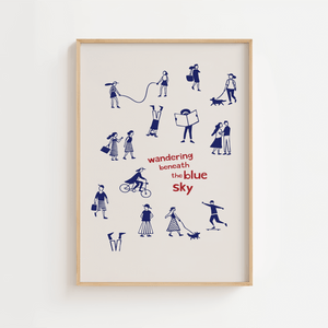 Illustreret plakat med håndtegnede mennesker i blå nuancer og teksten “Wandering Beneath the Blue Sky” på lys baggrund.