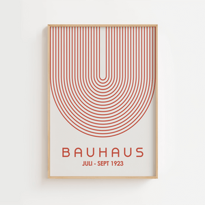 Bauhaus plakat med røde linjer i halvcirkelformet grafisk mønster og minimalistisk design.