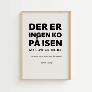 Plakat med teksten “Der er ingen ko på isen” og engelsk forklaring, minimalistisk dansk citatplakat i sort typografi.