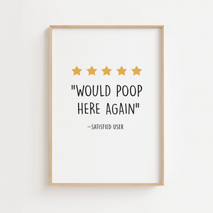 Humor plakat til badeværelset med teksten “Would Poop Here Again” og fem stjerner i et minimalistisk design.