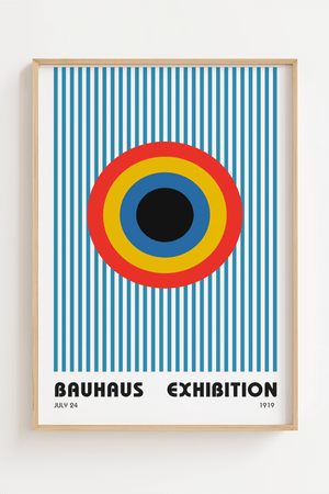 Bauhaus plakat med koncentriske cirkler i primærfarver og vertikale blå linjer i et grafisk udstillingsdesign.
