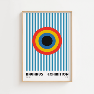 Bauhaus plakat med koncentriske cirkler i primærfarver og vertikale blå linjer i et grafisk udstillingsdesign.