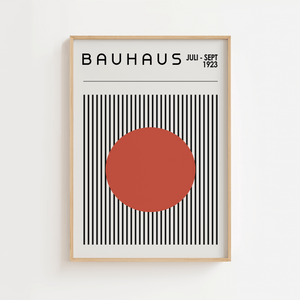 Bauhaus plakat med rød cirkel foran sorte vertikale linjer i minimalistisk grafisk design.