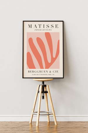 Matisse inspireret plakat med koralformede papirklip i rosa og terracotta.