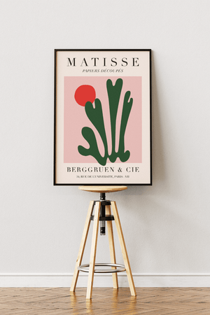 Abstrakt Matisse plakat med grønne bladformer og rød cirkel på rosa baggrund.