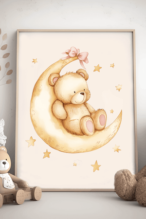 Skab en eventyrlig stemning med Bamse på Månen - Børneplakat. En sød og drømmende børneplakat, perfekt til at skabe hygge på børneværelset.