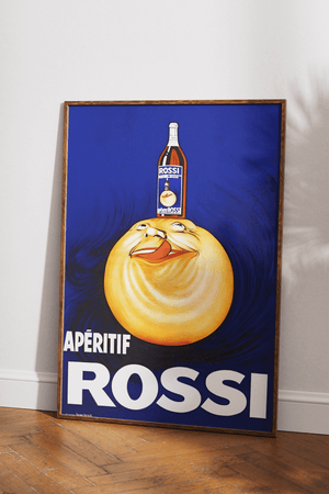 Vintage plakat med blå baggrund, en flaske Rossi aperitif og en glad appelsinfigur – retro reklameplakat med humor og farver.


