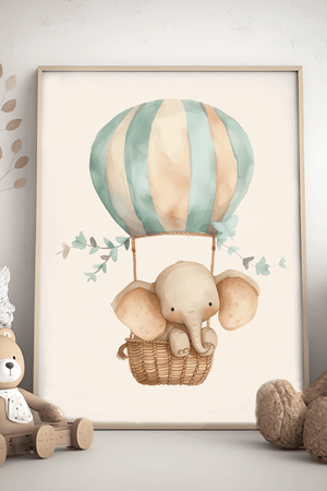 Tag på eventyr med Elefant i Luftballon - Børneplakat. En sød børneplakat, der bringer fantasi og hygge til børneværelset. Perfekt til små opdagelsesrejsende!
