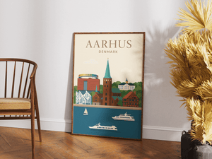 Aarhus plakat med havnefronten, Aarhus Domkirke, Aros regnbuen og moderne bygninger. Farverig byplakat i minimalistisk design.