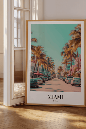 Miami USA byplakat med palmer og art deco bygninger – farverig rejseplakat.