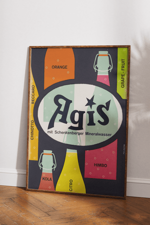 Vintage Agis plakat med sodavandsflasker og farverige smagsvarianter – retro reklame med bobler og Schenkenberger mineralvand