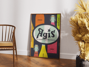 Vintage Agis plakat med sodavandsflasker og farverige smagsvarianter – retro reklame med bobler og Schenkenberger mineralvand