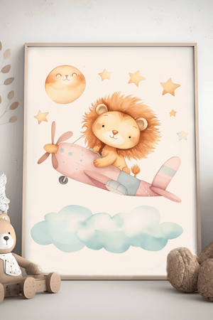 Flyv højt med Lion in a Pink Plane - Børneplakat! En farverig børneplakat, der bringer leg og eventyr til børneværelset. Perfekt til små piloter og dyreelskere.