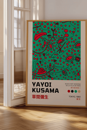 Green Vision – Yayoi Kusama plakat med grøn baggrund, røde prikker og sorte organiske former – farverig kunstplakat.