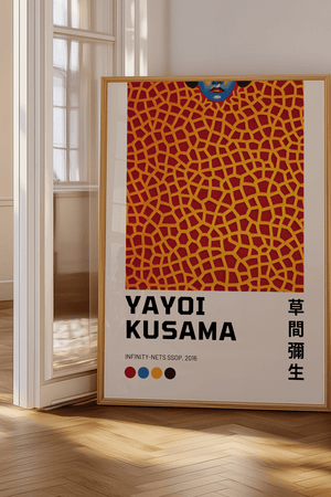 Golden Nets – Yayoi Kusama plakat med gule netlinjer på rød baggrund og blå mund – moderne kunstplakat i Infinity Nets-stil.