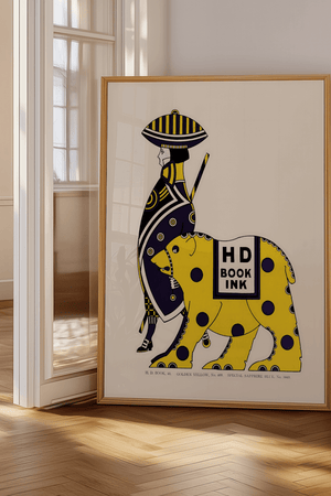 HD Book Ink vintage plakat med grafisk figur og gul bjørn i blå prikker – retro reklameplakat i gule og blå farver.