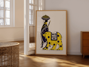 HD Book Ink vintage plakat med grafisk figur og gul bjørn i blå prikker – retro reklameplakat i gule og blå farver.