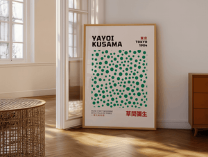 Dots in Green – Yayoi Kusama plakat med ikoniske grønne prikker i moderne, minimalistisk kunstdesign.