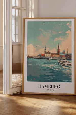 Hamburg Skyline plakat med udsigt over vand, bygninger og både – farverig byplakat fra Tyskland.