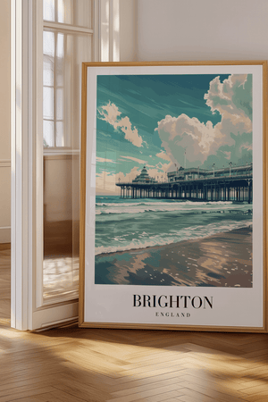 Brighton byplakat med Brighton Pier og havets bølger i blå nuancer.