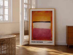 Abstrakt plakat med varme orange og røde farvefelter, lyst midterfelt og mørk vandret linje inspireret af Mark Rothkos farvekompositioner.