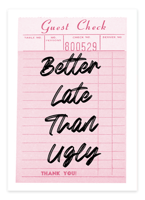 Tilføj humor til din indretning med Better Late Than Ugly Plakat. Perfekt citat plakat til badeværelse, soveværelse eller som sjov gaveidé.