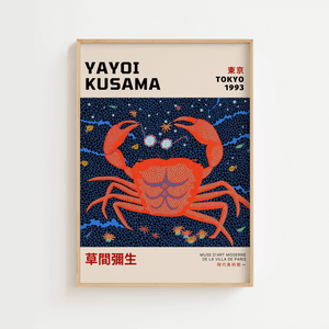 Red Crab – Yayoi Kusama plakat med rød krabbe på blå baggrund og ikoniske prikker – moderne kunstplakat.