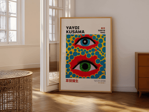 Tokyo Eyes – Yayoi Kusama plakat med farverige øjne og blå prikker på rød baggrund – moderne kunstplakat i grafisk stil.