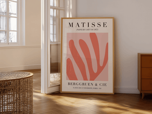 Matisse inspireret plakat med koralformede papirklip i rosa og terracotta.