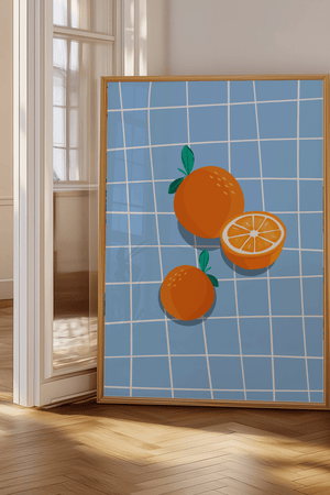 Oranges on Blue plakat med appelsiner på blå ternet baggrund – moderne frugt- og køkken plakat.