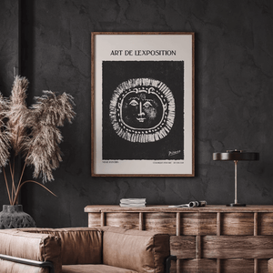 Sort-hvid Picasso plakat med keramisk solmotiv og Art de l’Exposition-tekst.