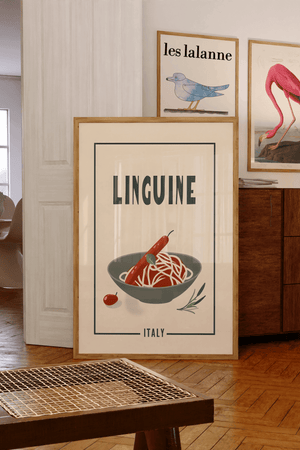 Dekorativ plakat med en skål linguine pasta og tomatsauce. Perfekt italiensk madplakat til køkken, spisestue eller gave til madelskere