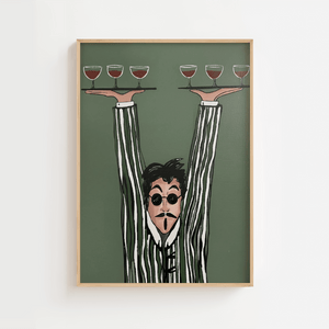 Kunstnerisk plakat af tjener, der balancerer flere vinglas på hænderne mod grøn baggrund – humoristisk vinmotiv.
