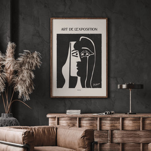Sort hvid Picasso plakat med kubistisk ansigt og tekst "Art de l’Exposition".

