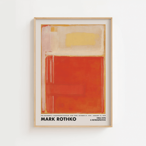 Abstrakt plakat med lyse beige og cremefarver kombineret med et stort varmt orange farvefelt inspireret af Mark Rothkos farvefelter.