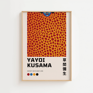 Golden Nets – Yayoi Kusama plakat med gule netlinjer på rød baggrund og blå mund – moderne kunstplakat i Infinity Nets-stil.
