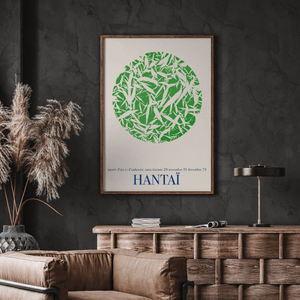 Abstrakt Hantaï plakat med grøn cirkel og tekst, indrammet og placeret i moderne, lys stueindretning.