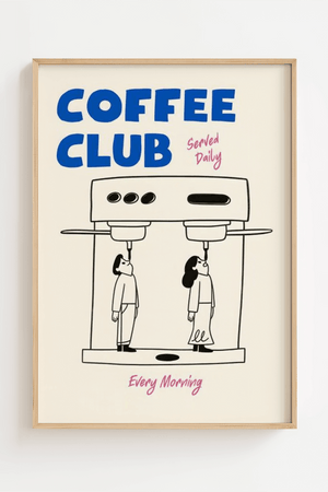 Humoristisk Coffee Club plakat med illustration af kaffemaskine og to personer samt teksten ‘Served Daily’ og ‘Every Morning’.