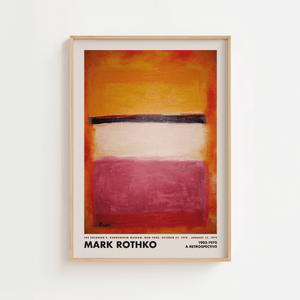 Abstrakt plakat med varme orange og røde farvefelter, lyst midterfelt og mørk vandret linje inspireret af Mark Rothkos farvekompositioner.