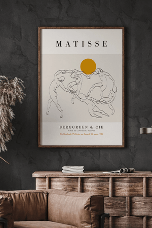 Matisse plakat med dansende figurer i sort streg på beige baggrund og gylden cirkel.

