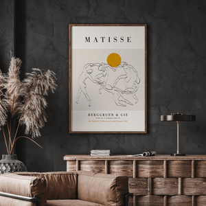 Matisse plakat med dansende figurer i sort streg på beige baggrund og gylden cirkel.

