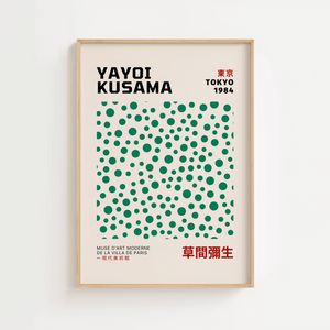 Dots in Green – Yayoi Kusama plakat med ikoniske grønne prikker i moderne, minimalistisk kunstdesign.