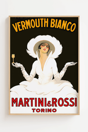Vintage plakat med elegant kvinde i hvid kjole og hat, reklame for Vermouth Bianco fra Martini & Rossi, sort baggrund og rød tekst.
